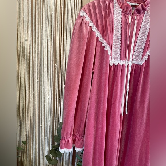 Vintage Gilligan O'Malley Pink Velvet Nightgown Robe with white lace trim - Picture 5 of 7